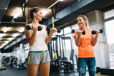 genç kadın egzersizleri yapıyor 