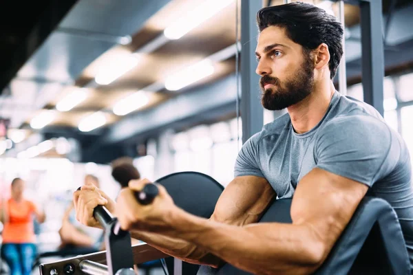 Jovem homem bonito fazendo exercícios — Fotografia de Stock