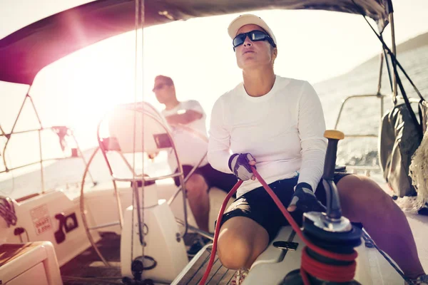 Çekici Güçlü Spor Kadın Ile Onun Tekne Yelken — Stok fotoğraf
