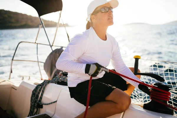 Attractive Strong Sport Woman Sailing Her Boat — Stock Photo, Image