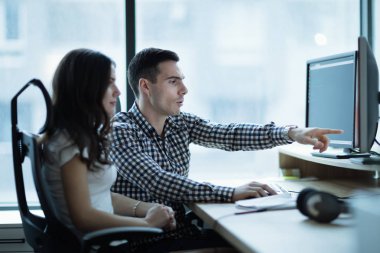 Yazılım mühendis çalışıyor 