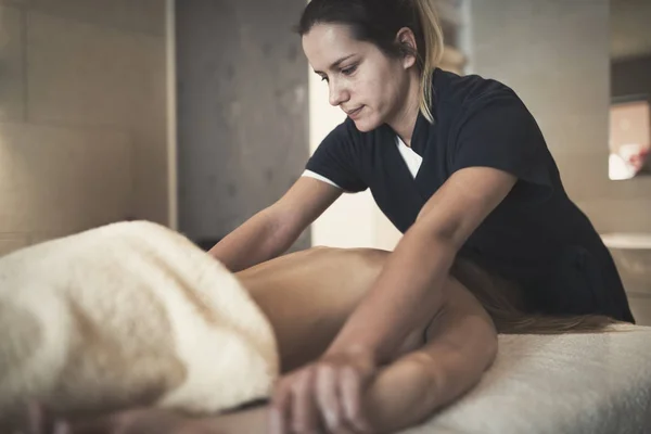 Terapeut masserande patienten på wellness spa — Stockfoto