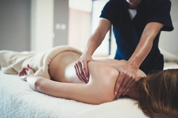 Terapeut masserande patienten — Stockfoto