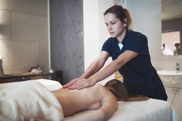 Terapeuta masajeando paciente — Foto de Stock