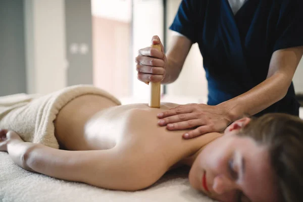 Masseur tratando paciente — Fotografia de Stock