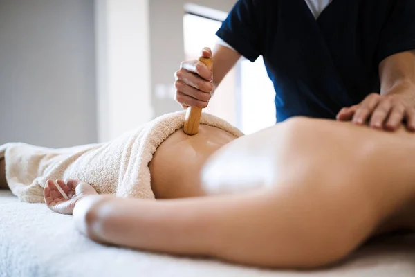 Masseur treating masseuse — Stock Photo, Image