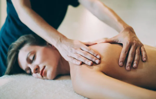 Odprężanie masaż przez terapeutę — Zdjęcie stockowe