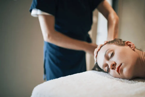 Odmładzający, relaksujący masaż przez masażysta — Zdjęcie stockowe