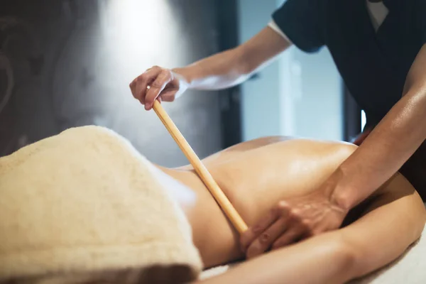 Masseur usando varas de bambu massagem — Fotografia de Stock