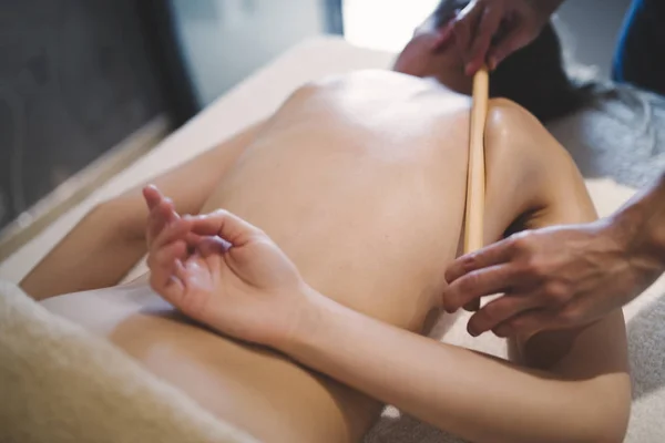 Terapista massaggio tailandese trattamento paziente — Foto Stock