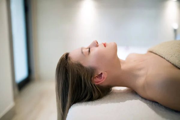 Relaxační anti stres masáž obličeje — Stock fotografie