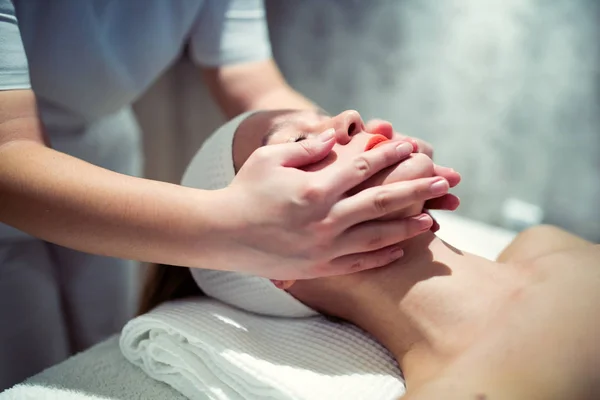 Relaxante anti stress massagem facial — Fotografia de Stock