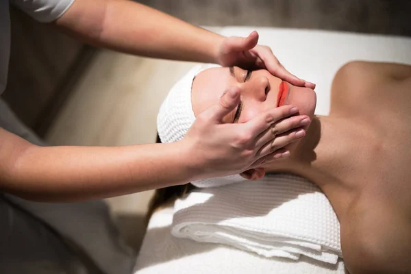 Tratamento de massagem facial por profissional — Fotografia de Stock