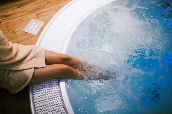 Mujer entrando jacuzzi — Foto de Stock