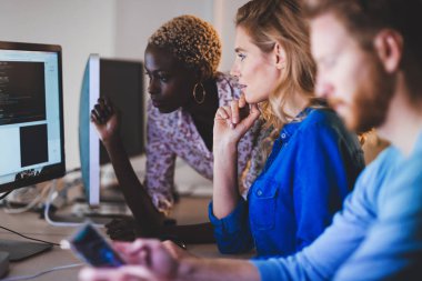 Bir yazılım şirkette çalışan programcı