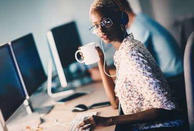 o şirket için çalışan yazılım geliştirici 