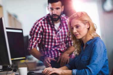 Şirket geliştirme konusunda çalışan programcı