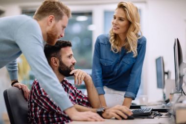 Bir yazılım şirketi geliştirme çalışma programcı