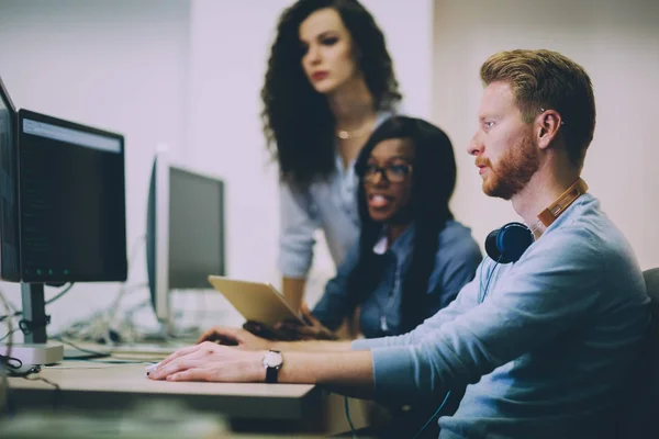 Programadores que cooperam na sua companhia — Fotografia de Stock