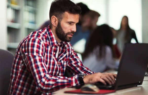 Programador que trabaja en una empresa de desarrollo de software — Foto de Stock