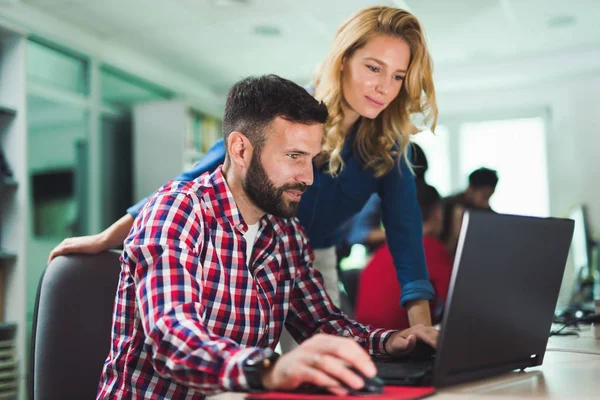 Programmatori che cooperano in azienda — Foto Stock