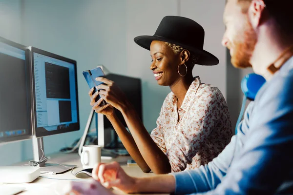 Programmeurs coopérant à son entreprise — Photo