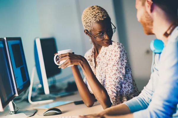 Programmeurs coopérant à son entreprise — Photo