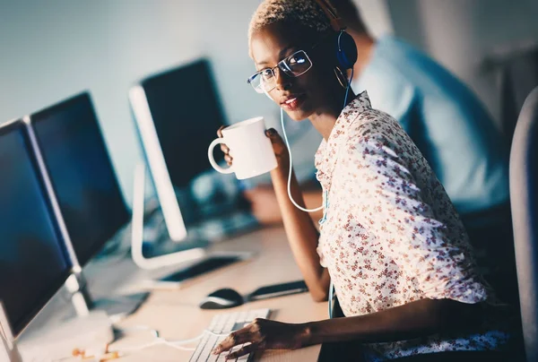 Desenvolvedor de software trabalhando para empresa de TI — Fotografia de Stock