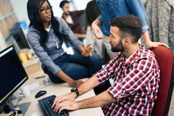 Programmierer, der in einem Softwareunternehmen arbeitet — Stockfoto