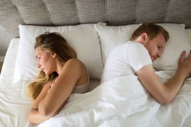 İlişki sorunları olan çift.