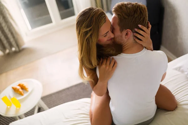 Romantisches Paar im Bett — Stockfoto