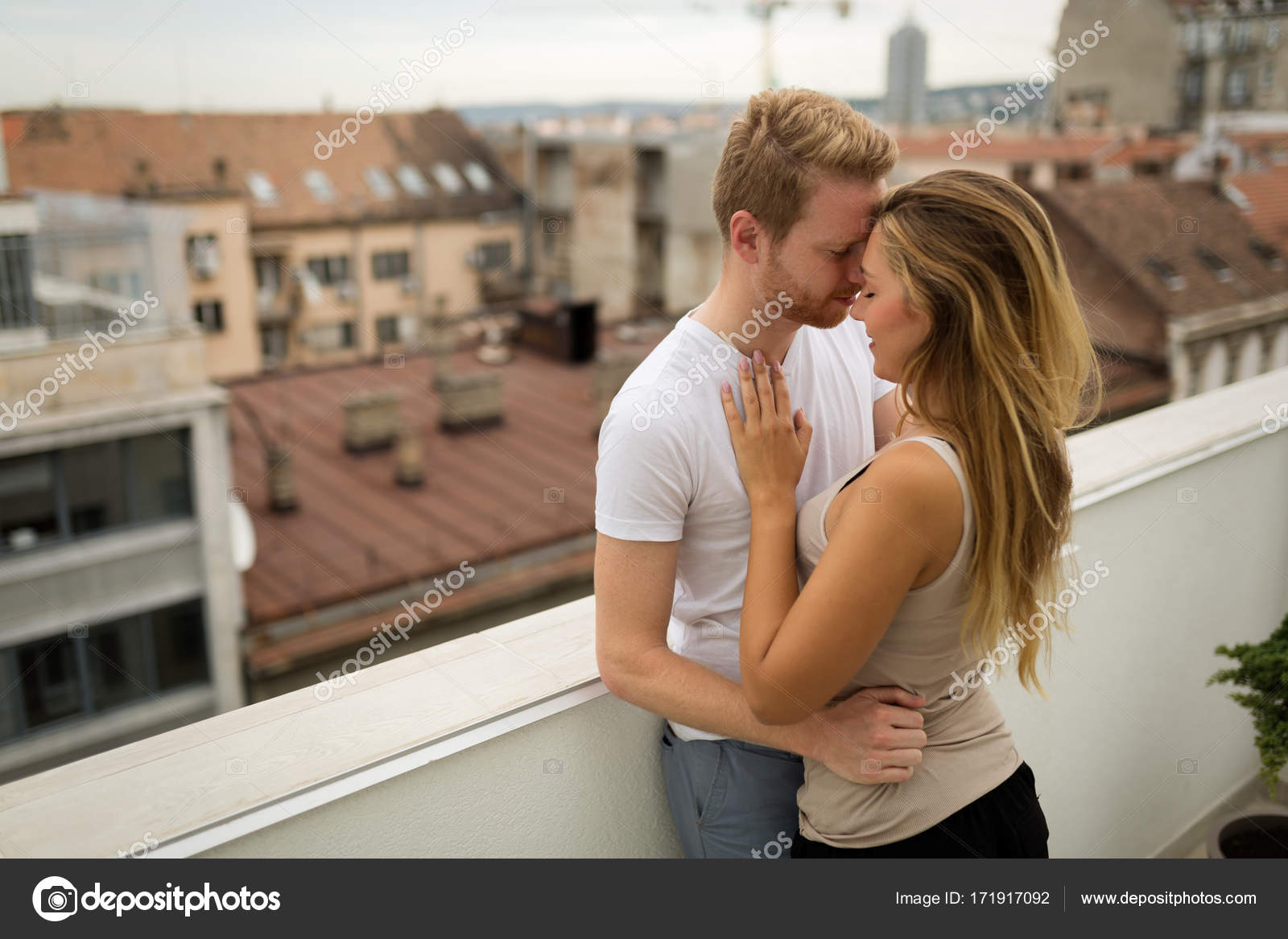 ロマンチックなカップルが屋上でキス ストック写真 C Nd3000
