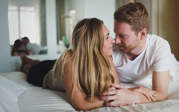 Casal de ligação pela manhã — Fotografia de Stock