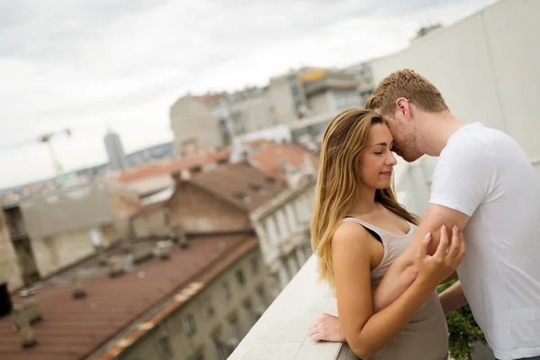 Romantische koppel op dak — Stockfoto