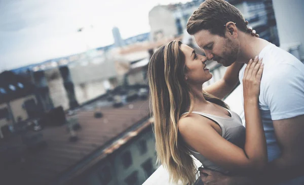 Couple romantique embrasser sur le toit — Photo