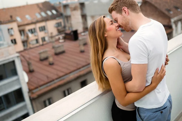 Casal romântico beijando no telhado — Fotografia de Stock