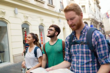 Mutlu grup öğrenci maceraya