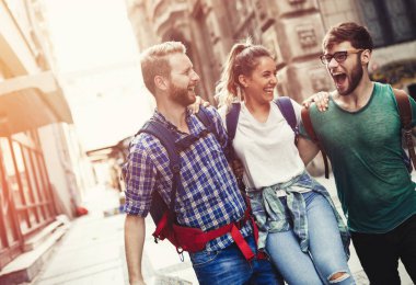 Seyahat ve gezi turist mutlu grup
