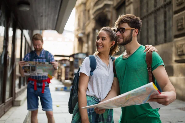 Felice gruppo di studenti in avventura — Foto Stock