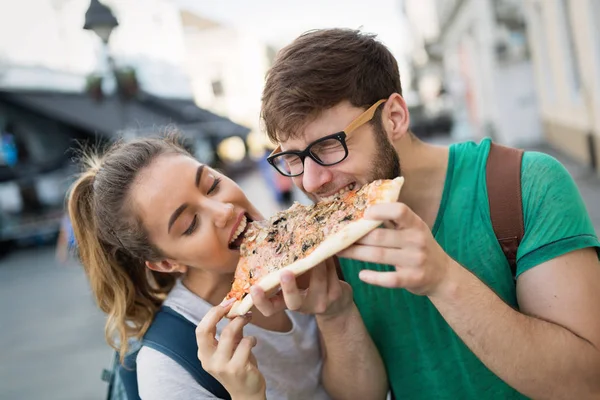 Students eating pizza on street — Stock Photo, Image