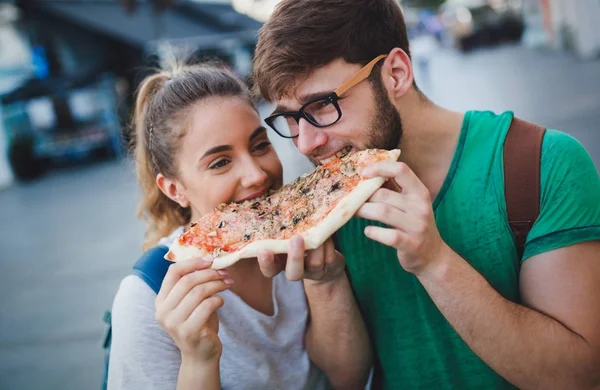 Diákok pizzát eszik az utcán — Stock Fotó