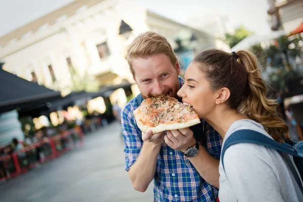 Paar delen pizza op straat — Stockfoto