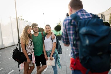 Genç turist çekim grup