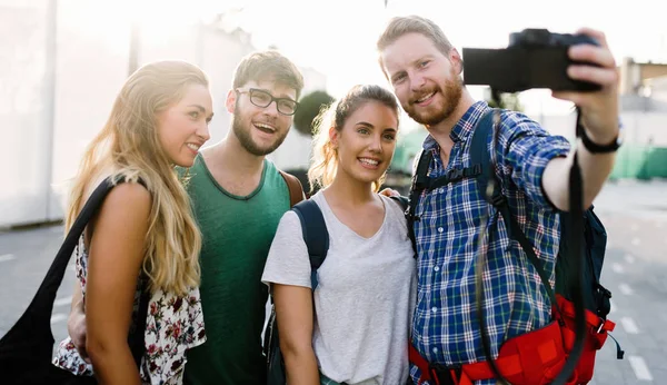 Porträt glücklicher junger Studenten — Stockfoto