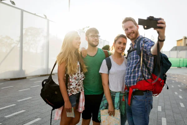 Portrét radost mladých studentů — Stock fotografie