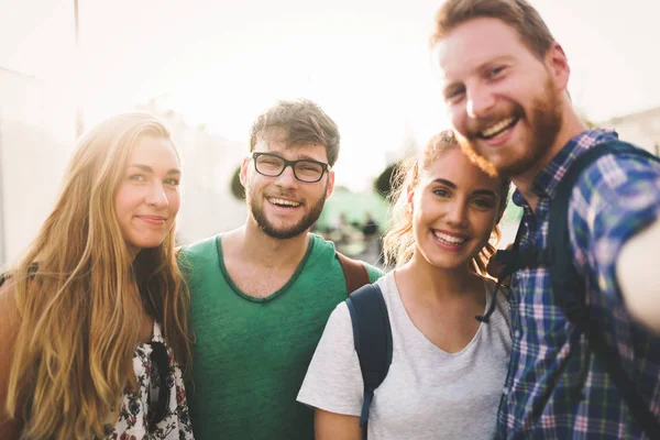 Porträt glücklicher junger Studenten — Stockfoto