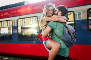 Uzun ayrılıktan sonra çift reuinion