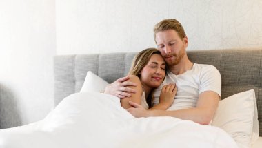 Romantik Çift yatakta yapıştırma