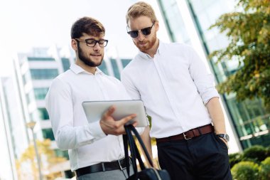 Açık havada tablet vasıl arıyor işgal