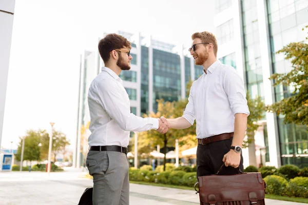 Les gens d'affaires se serrent la main — Photo